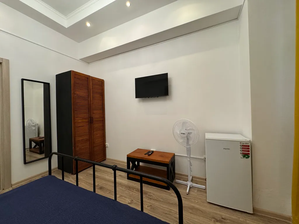 Отдельный двухместный номер в Ялте(Санузел и кухня общие)