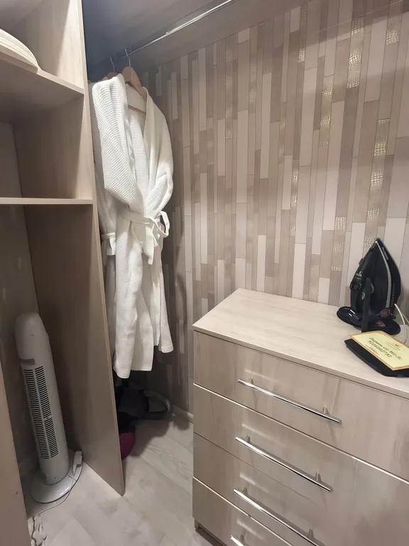 Комфортная квартира с совмещенной кухней-гостиной и уютной спальней