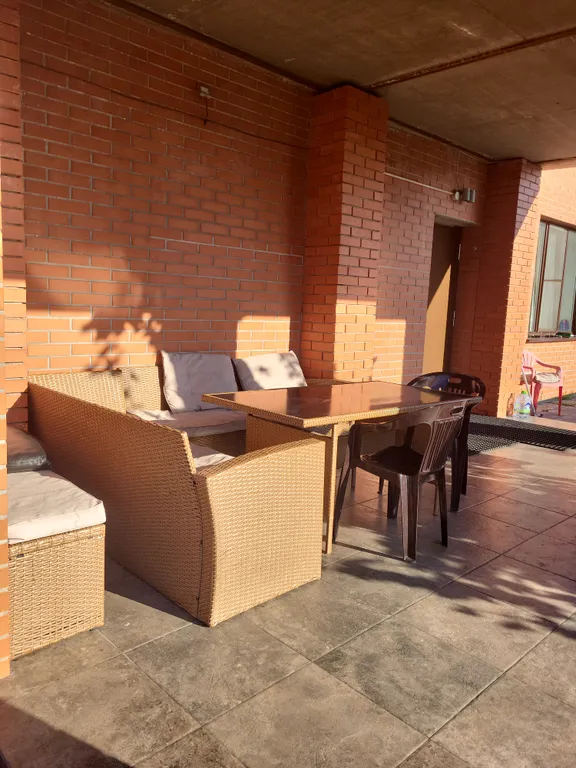 Дом с камином, зоной барбекю, батутом