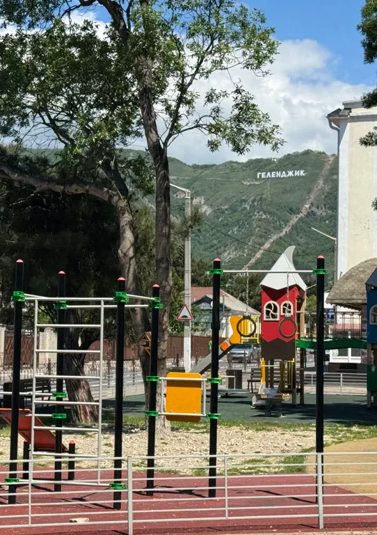 Уютная комната с видом на горы