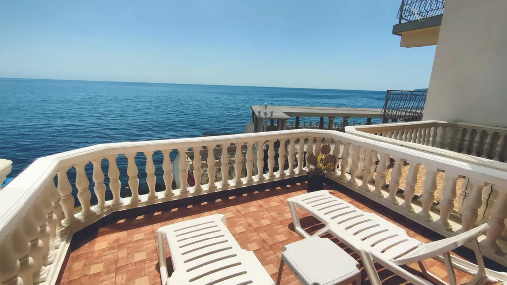 Коттедж - три этажа на берегу моря