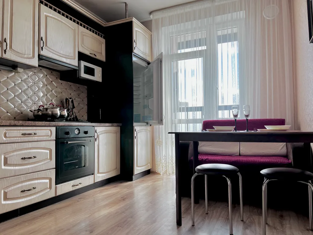 Огороженная парковка на Липовой аллее, Артиллерийская