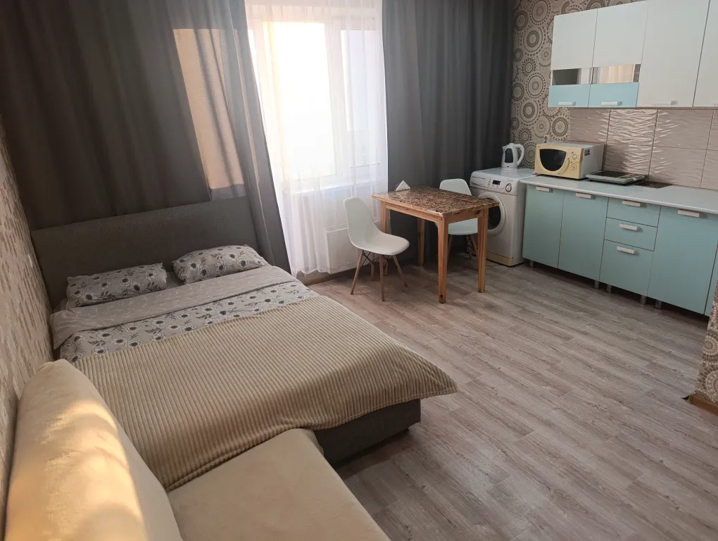 Уютная студия с видом на пруд