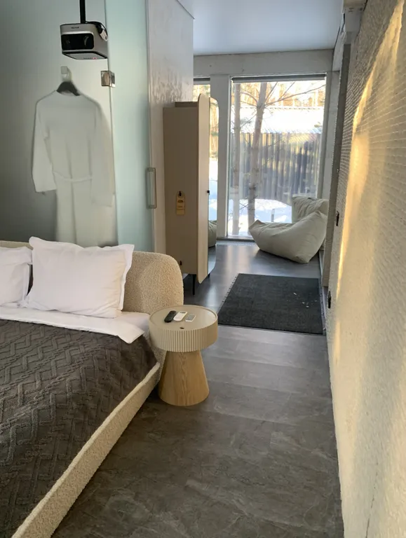 Зеркальный домик с видом на лес