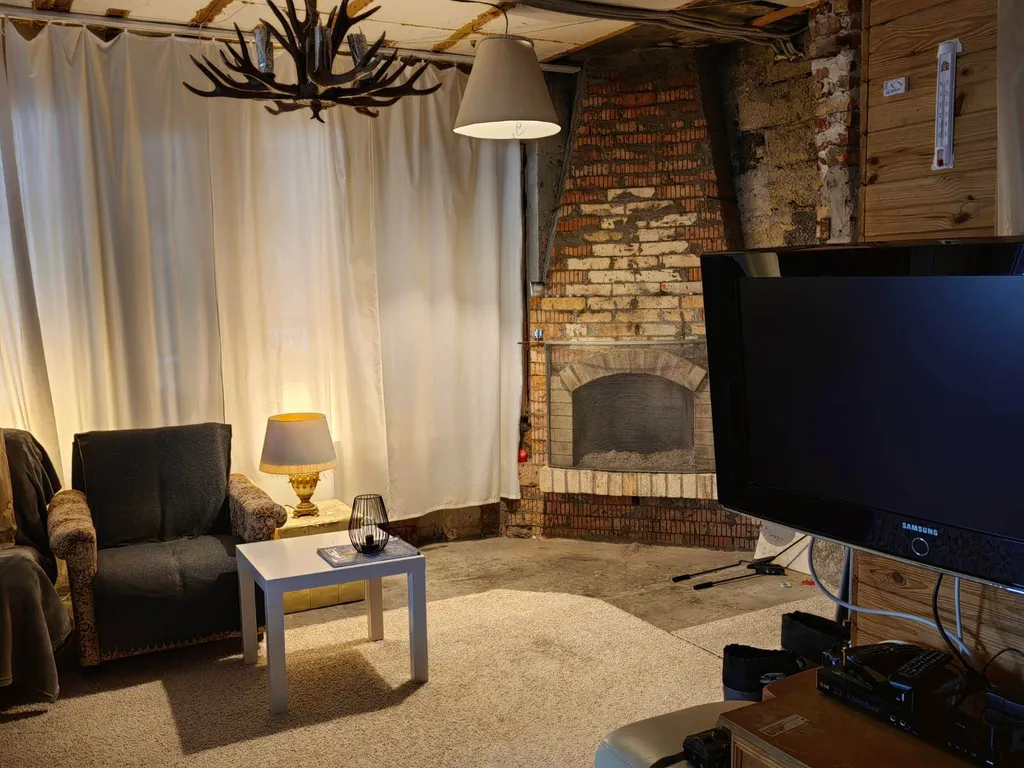 Дом в тихом и живописном месте на берегу озера