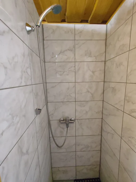 Бревенчатый 2-комнатный эко дом с большой верандой