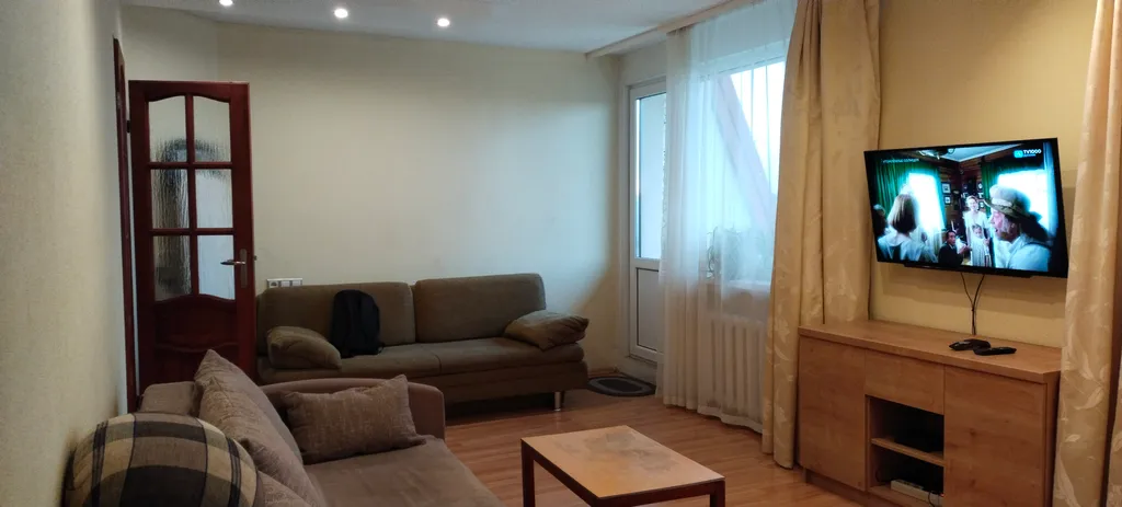 Просторная квартира с большим балконом, в центре города