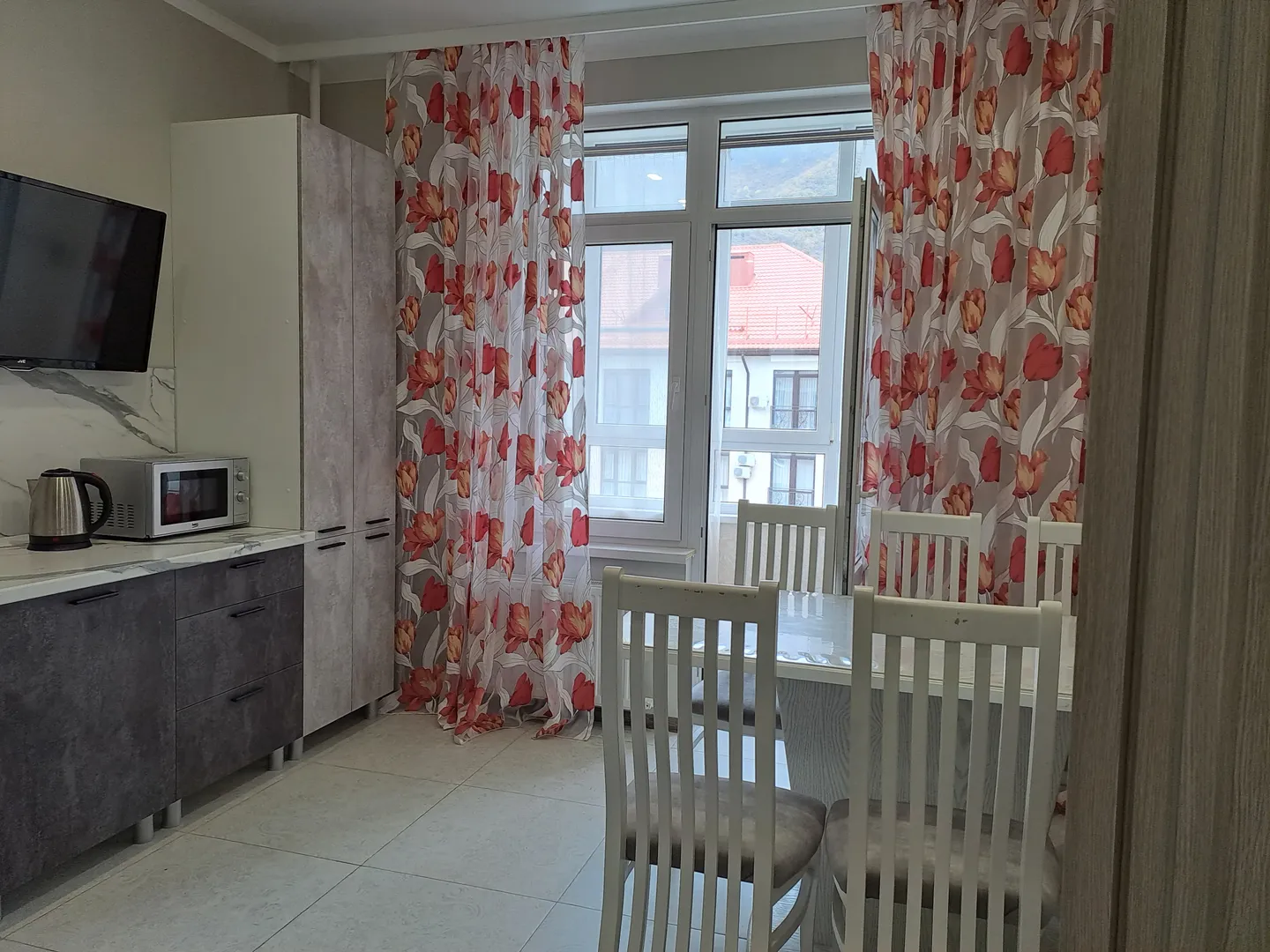 Выход на лоджию из кухни Выход на лоджию из кухни