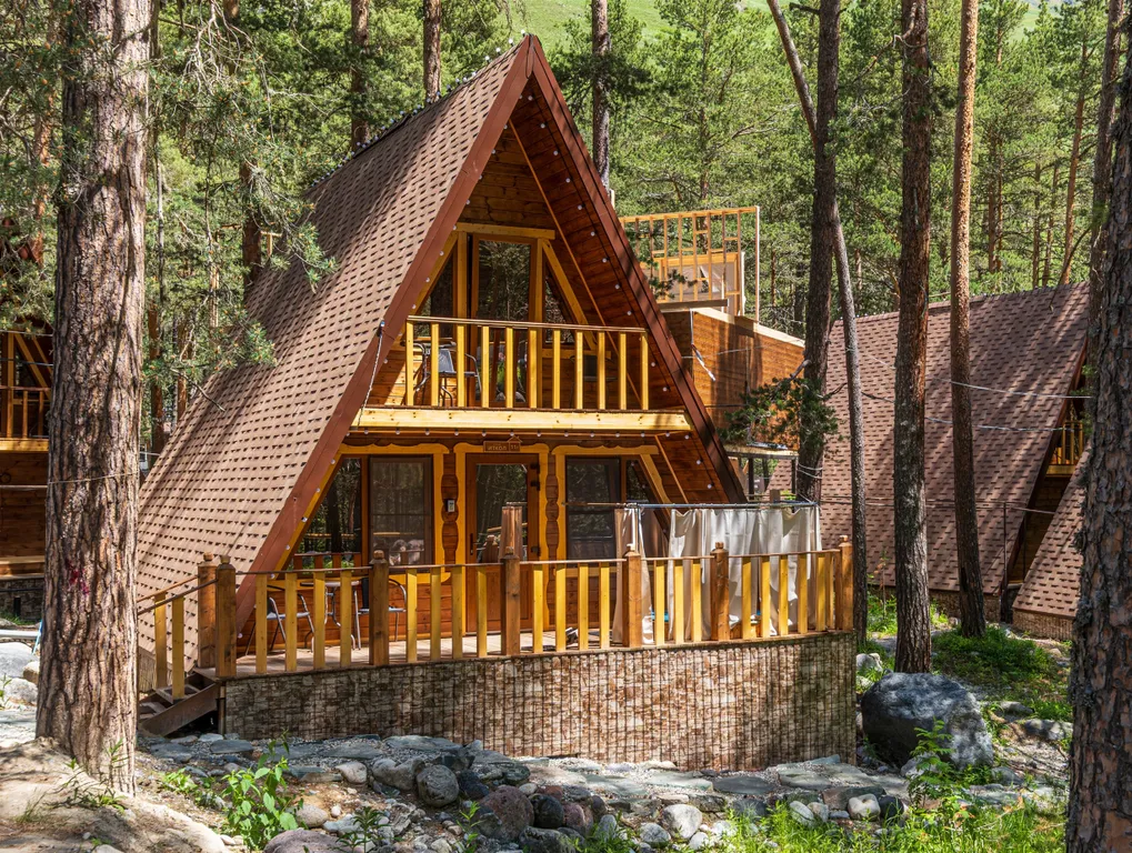 Коттедж в лесу с бассейном