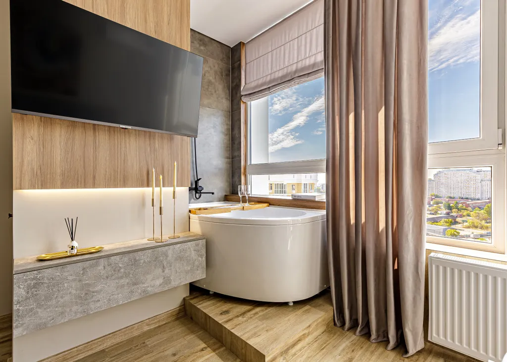 VIP-студия с роскошной ванной у панорамного окна