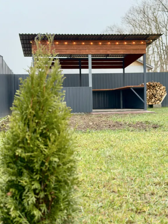 Уютный дом с панорамными окнами рядом с озером