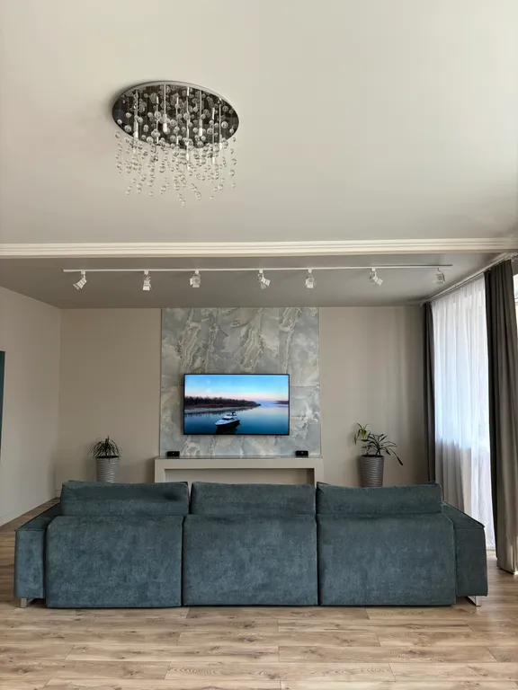 Огромная квартира на набережной