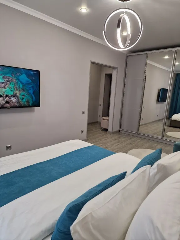 Квартира с панорамными окнами и очками виртуальной реальности