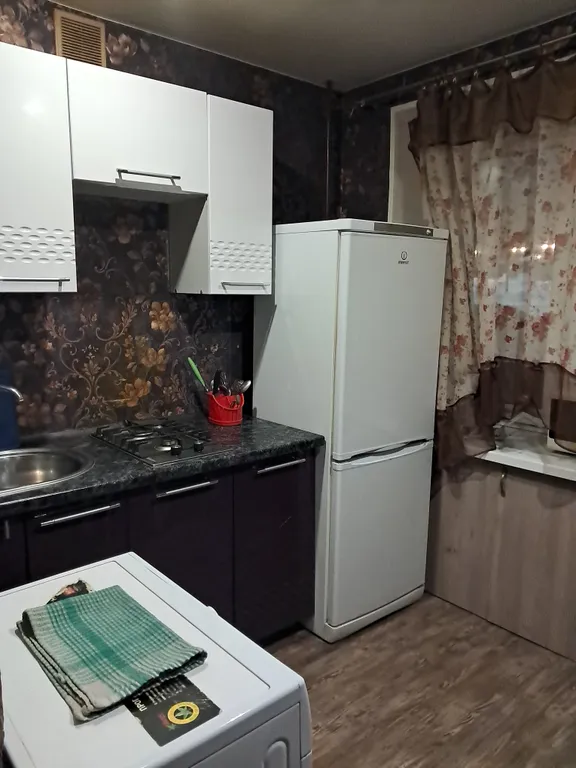 Вместительная двухкомнатная квартира с парковкой под окном — аренда посуточно в Серов