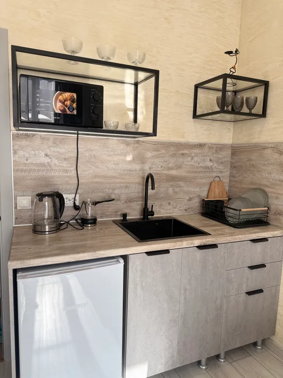 Уютный домик у реки для семейного отдыха