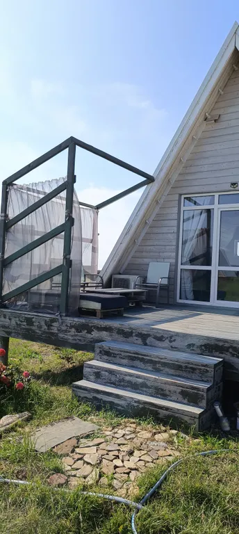 Тpеугольный дом A-frаmе с видом на море