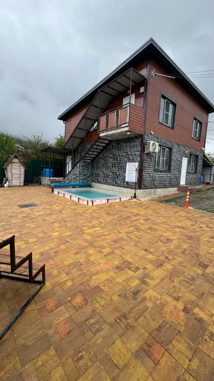 Дом на берегу реки с бассейном и видом