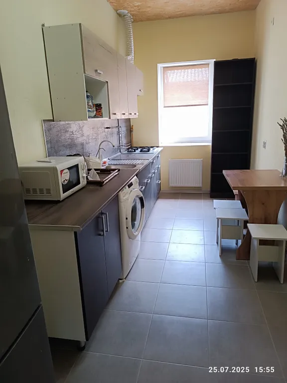 Уютная комната с отдельной кухней в коттедже