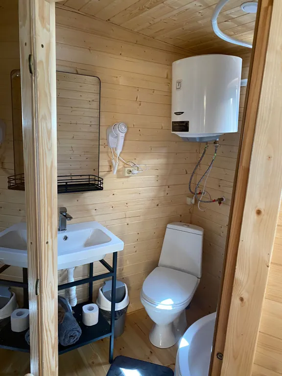 Глэмпинг Берег Леса рядом с горной рекой у леса, вблизи Чёрного моря