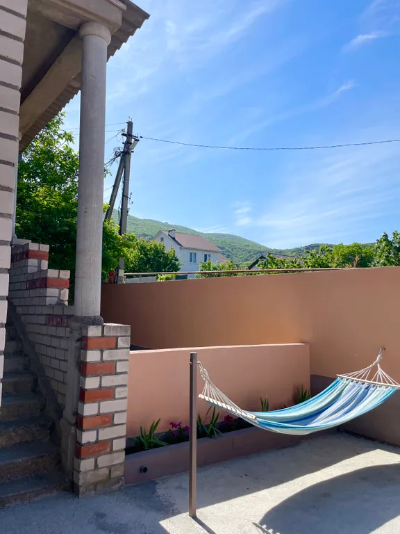 Двухкомнатный дом в Мысхако у моря, дворик, мангал, гамак, парковка