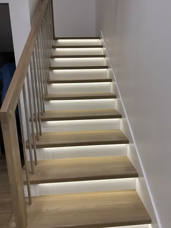 Просторный дом с камином в сосновом лесу