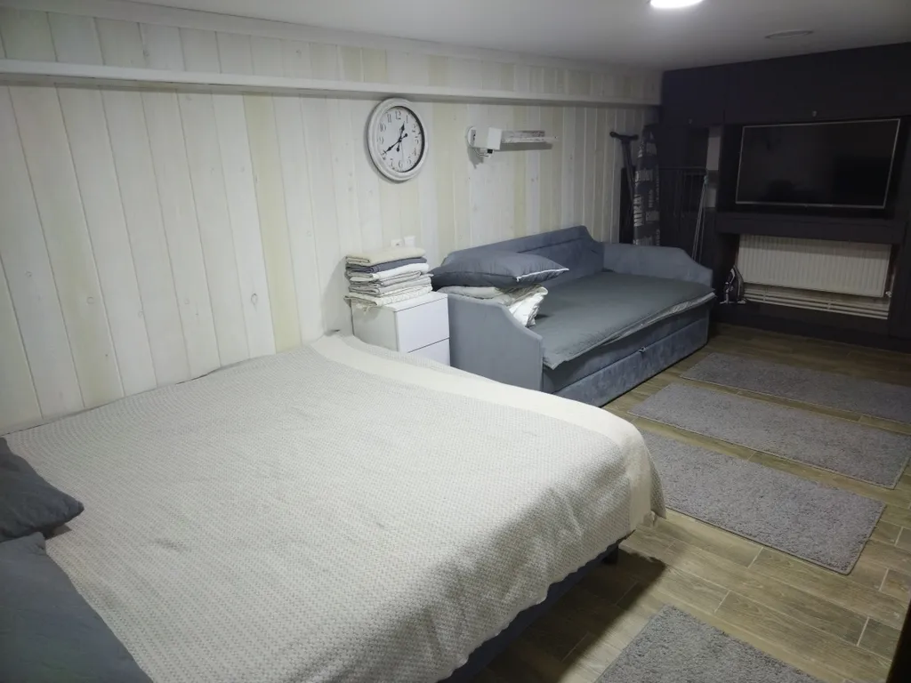 Танхаус камином трёхэтажный, с балконом, 3 комнаты не изолированные.