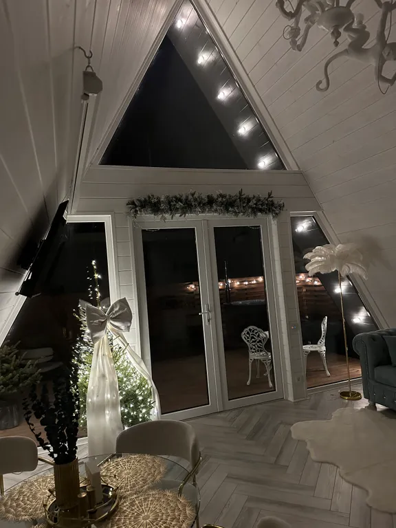 Шикарный треугольный дом А-фрейм с панорамными окнами