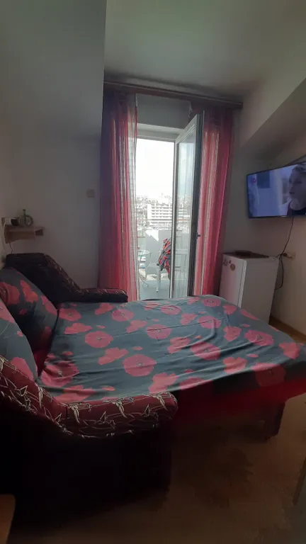 Студия на причале с видом на яхты  и чаек