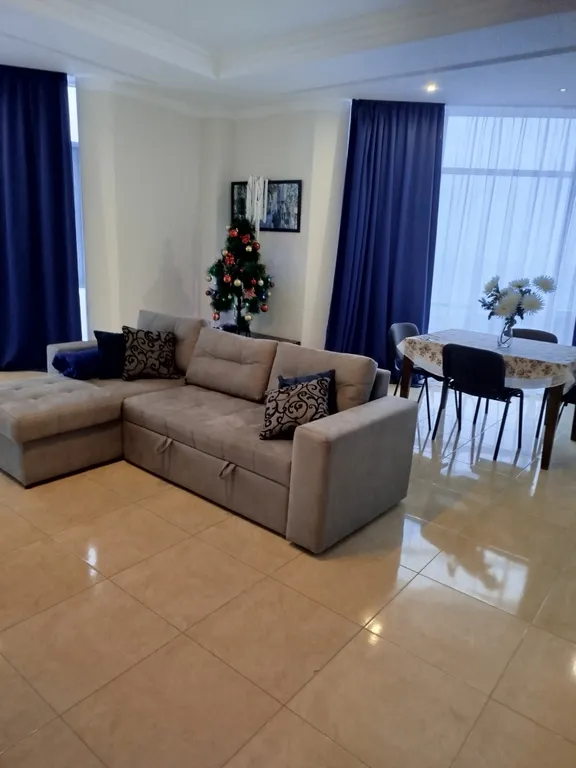 Огромная квартира с бассейном и видом на море