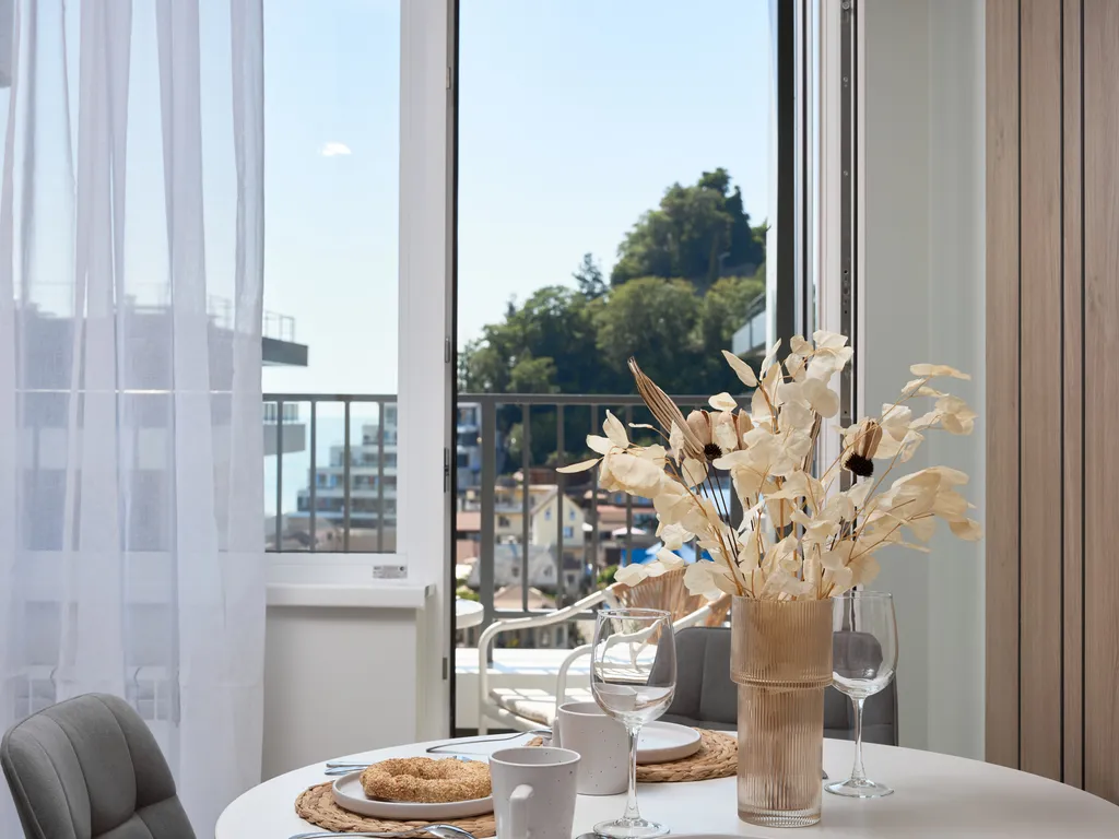 Евро двухкомнатная квартира с боковым видом на море