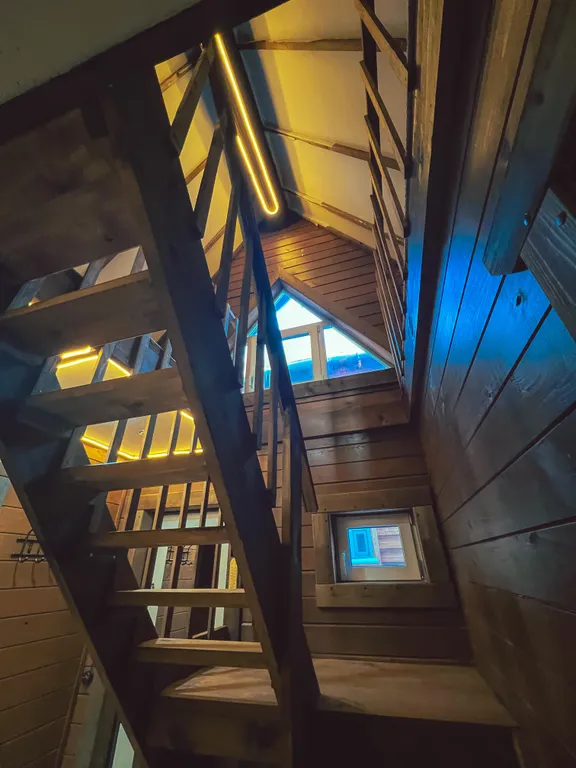 Двухэтажный дом с чаном и баней