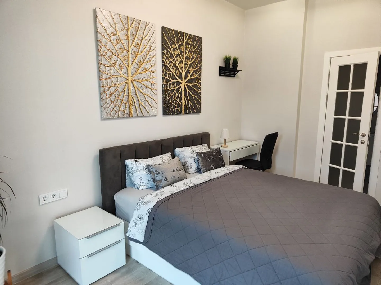 спальня  с двуспальной кроватью 160*200  и отдельным санузлом