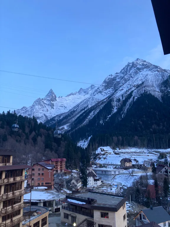 Евротрешка в самом центре с видом на канатку и горы