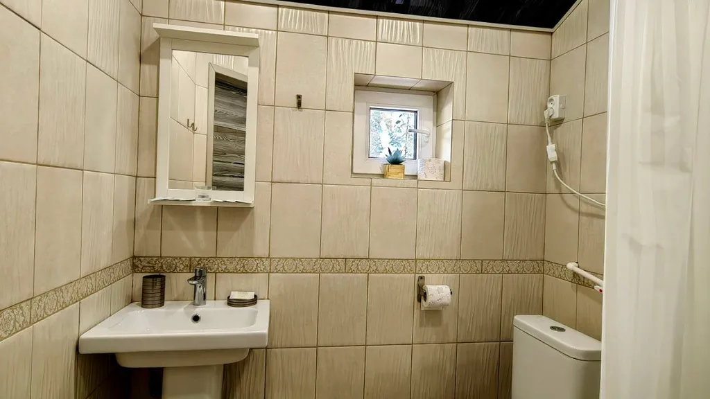 Домик в сосновом бору с видом на горы и лес