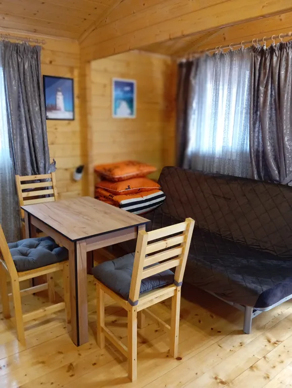 Деревянный дом на море