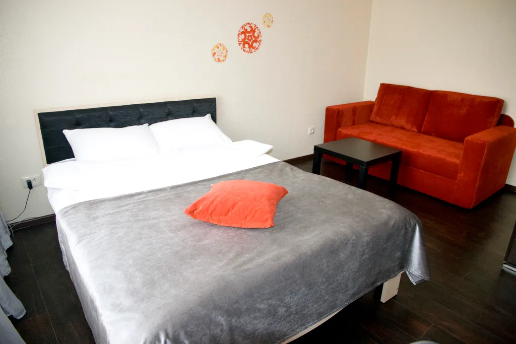 Квартира Яркая теплая студия с красным диваном — аренда посуточно в Березники