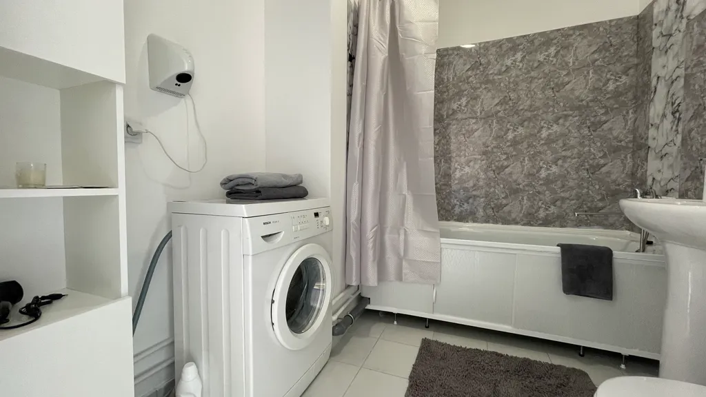 Не в отеле, а в квартире