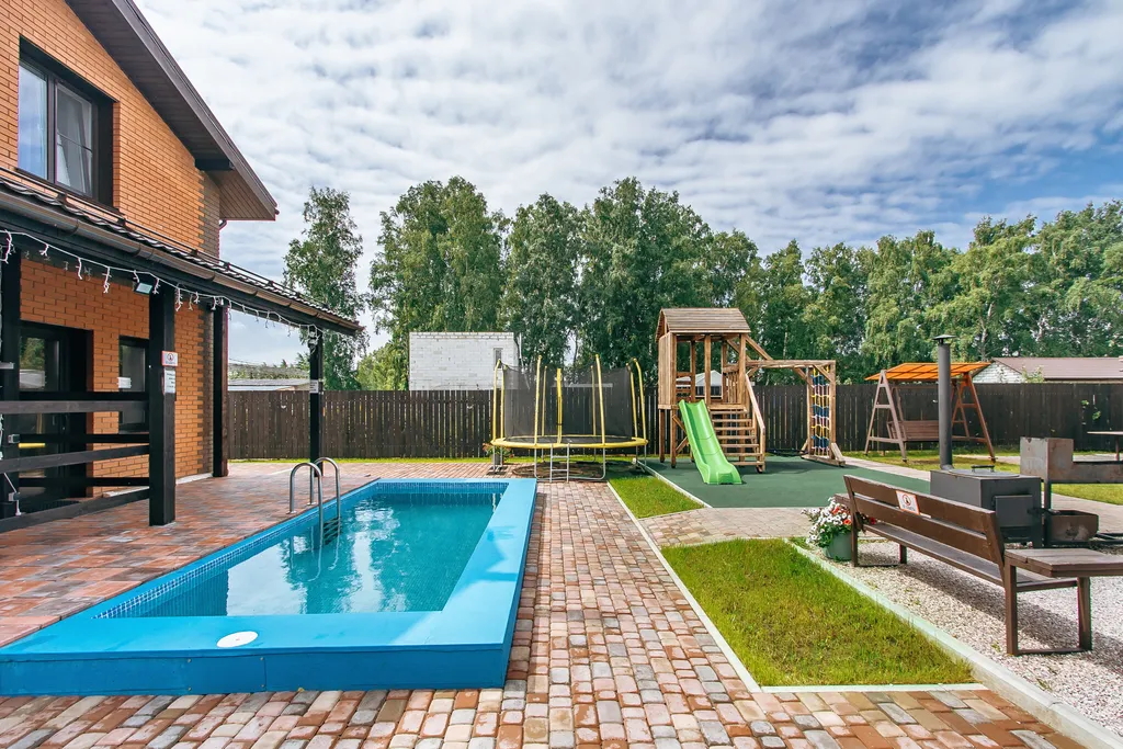 Коттедж двухэтажный с сауной, бассейном, детской площадкой