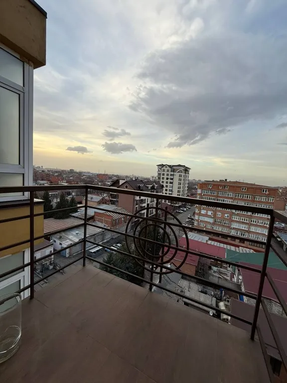 Квартира с видом на горы, город и храм Святого Георгия от Juls Apart