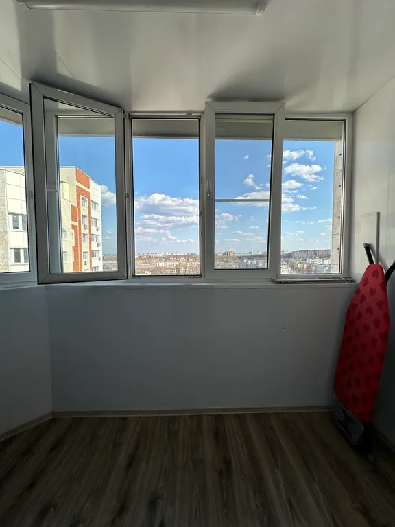 Элитный дом с живописным прудом во дворе