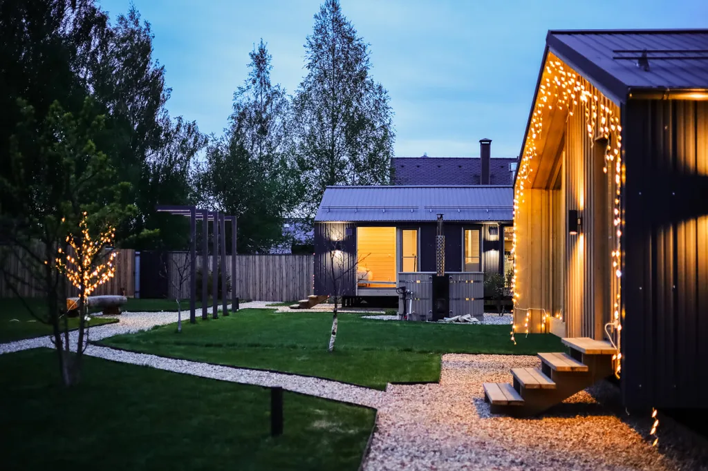 Черный дом на берегу водохранилища