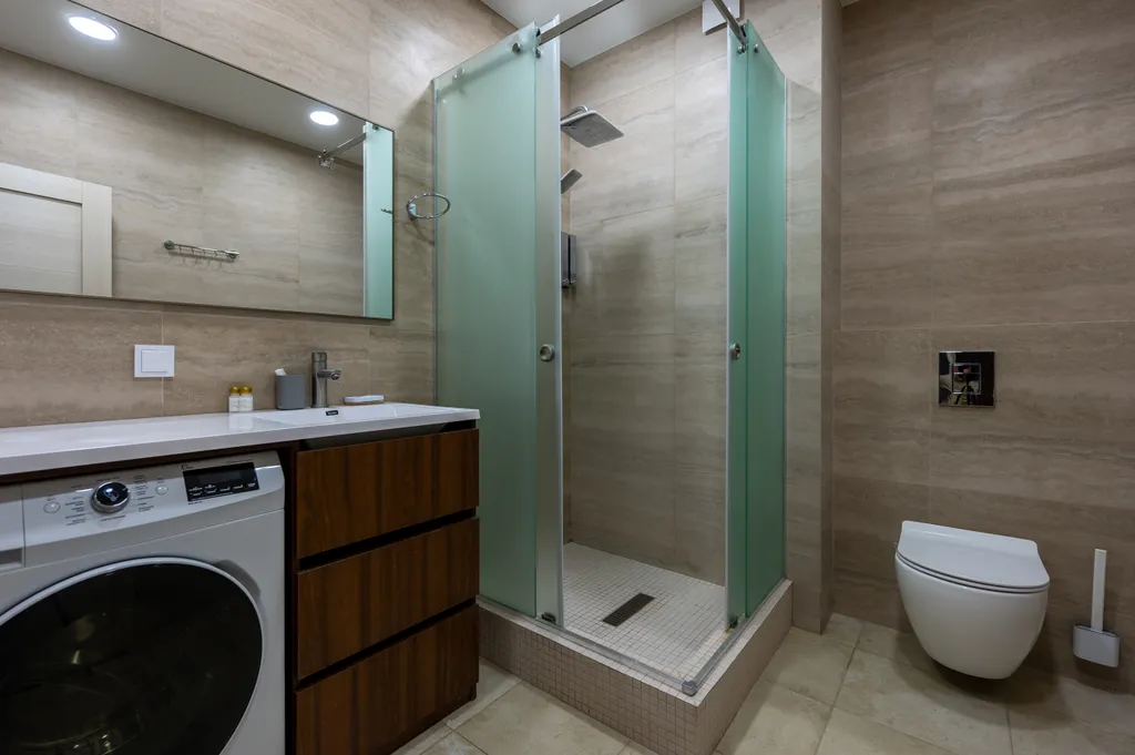 Студия с панорамным окном в окружении леса