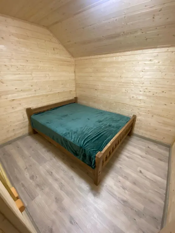 Уютный деревянный дом с великолепным видом на лес и горы