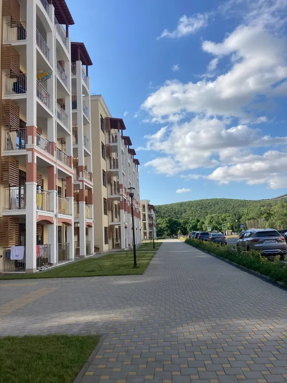 Квартира в новом доме с видом на бассейн и горы