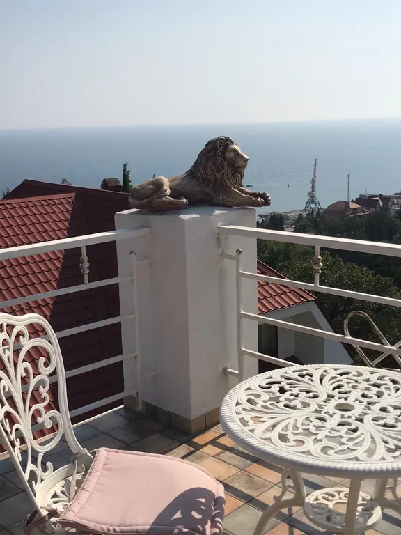 Новый дизайнерский европейский дом недалеко от моря, у Ялта интурист