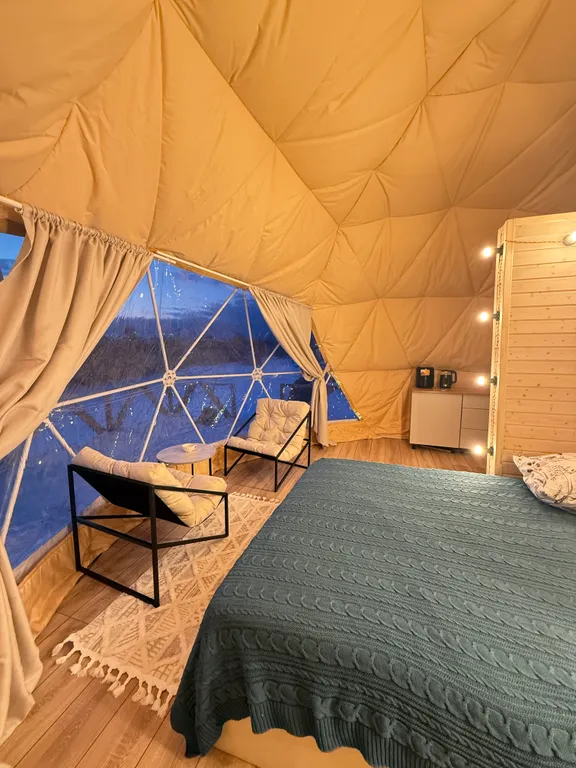 Купольный домик в окружении леса