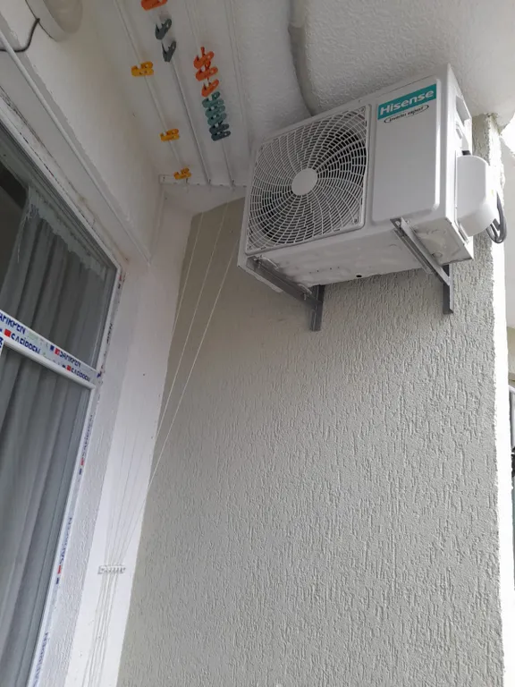 Уютная квартира у моря с видом с балкона на достопримечательности, ели и город