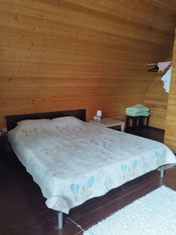 Деревянное шале с видом на море