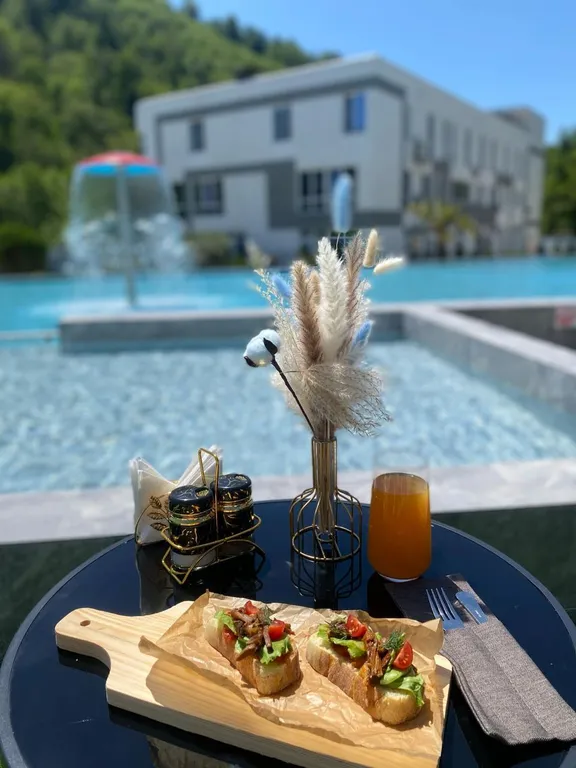 Квартира с бассейном на территории