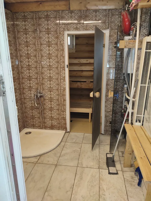 Дом с баней в лесу возле храма и озера